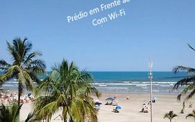 Prédio Em Frente Ao Mar